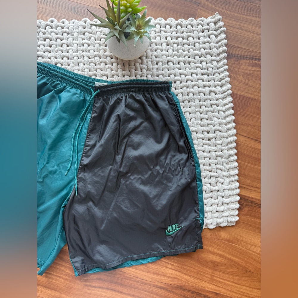 Nike Men's Retro Two-Tone Athletic Shorts in Black and Teal XL - Picture 1 of 15